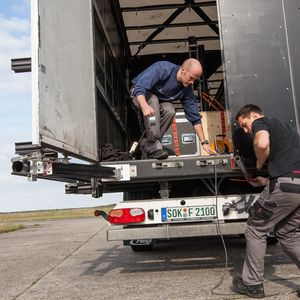 Ein modifizierter Unterboden mit einer am Lkw-Heck anschließenden Querschnittserweiterung könnte durch die Erzeugung strömungsgerichteter Wirbel den Druck hinter dem Lkw erhöhen und somit die Sogwirkung verringern.