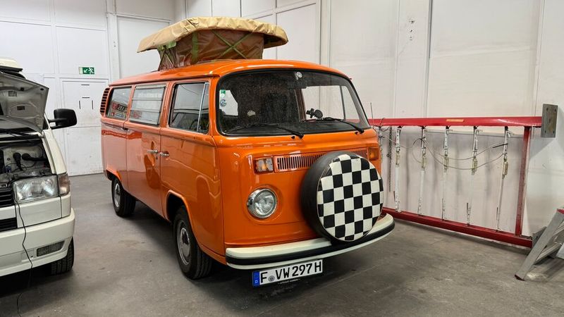 Dieses frisch lackierte Exemplar eines VW Bully T2b geht seiner Komplettierung entgegen. Das kleinere der beiden Hochdächer bzw. der Hochdachvarianten ermöglicht den Reisenden zwar kein Übernachten in der oberen Etage, dafür aber immerhin ein entspanntes Wechseln von Beinkleidern und anderen darunter tragbaren Kleidungsstücken im Stehen. (Bild: Schreiner – VCG)