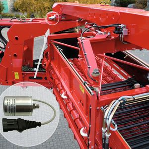 Bei dem Landwirtschaftsbetrieb Holmer erfassen Drehgeber der Serie TRA50 den Schwenkwinkel des Überladebandes der Erntemaschine.