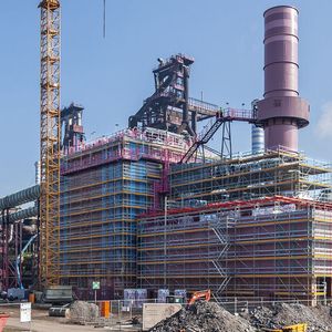 Das aufeinander abgestimmte Systemraster ermöglicht eine nahezu kupplungsfreie und sichere Montage. (Bild:  PERI)