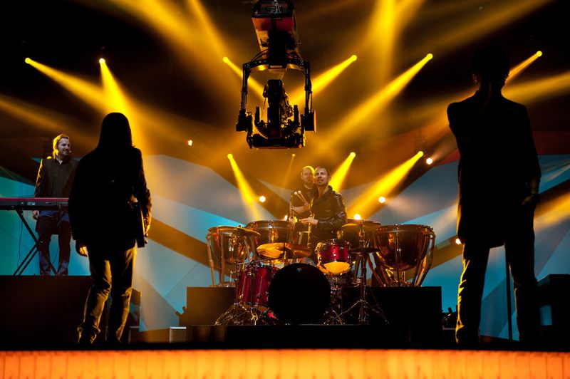Auf dem Bild von der Probe der albanischen Teilnehmer ist in der Mitte gut eine der ferngesteuerten HD-Kameras zu erkennen (Eurovision Song Contest)