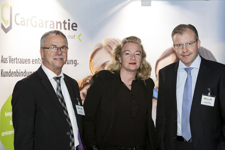 Florian Fischer (re.), Geschäftsführer der Vogel Business Media, tauschte sich mit Ina Berger und Gustav Oehler von der CG Car-Garantie Versicherungs-AG aus. (Foto: Bausewein)