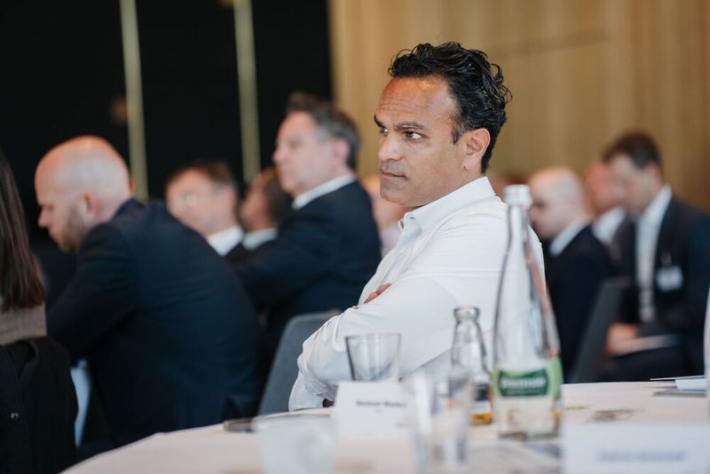 Auch die anschließende Q&A-Session wurde aufmerksam verfolgt: Santosh Wadwa, Vice President, Head of Platform Business Germany Fsas Technologies GmbH – a Fujitsu Company. (©Manuel Emme Fotografie)