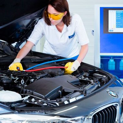 Für Reparaturen und Wartungen an Kfz-Klimaanlagen gelten ab April 2029 neue EU-Vorgaben.  (Bild: AVL Ditest)