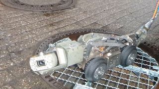 Ein Kanalinspektionsfahrzeug, gesteuert per Kamera, zog das Kabel in die Rohre ein (Abwasserwerk Bergisch Gladbach)