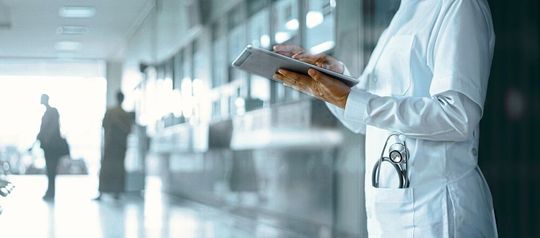 Tablet statt Klemmbrett – dies ist nur der Anfang der Digitalisierung im Gesundheitswesen (Symbolbild). Tablet statt Klemmbrett – dies ist nur der Anfang der Digitalisierung im Gesundheitswesen (Symbolbild).