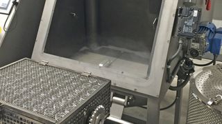 Die Kryogen-Entgratmaschine Mewo TS 7.12 ist für Schüttgüter und mit ihrem artikelspezifischen Aufnahmewechselsystem auch für Einlegeteile geeignet. (Mewo)