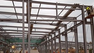 Bischof Stahl-Projekt-Bau plant, fertigt und montiert Stahlkonstruktionen jeglicher Art: Bereits in der Angebotsphase geht der Ammerländer Stahlbauer individuell auf die jeweiligen Projektanforderungen für Industrie-, Gewerbe- oder Sonderbauten aus Stahl ein.  (Bischof Stahl-Projekt-Bau)