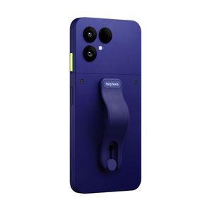 Mit nur zwei Schrauben lässt sich Zubehör wie eine Fingerschlaufe einfach anbringen und austauschen.(Bild:  Fairphone)