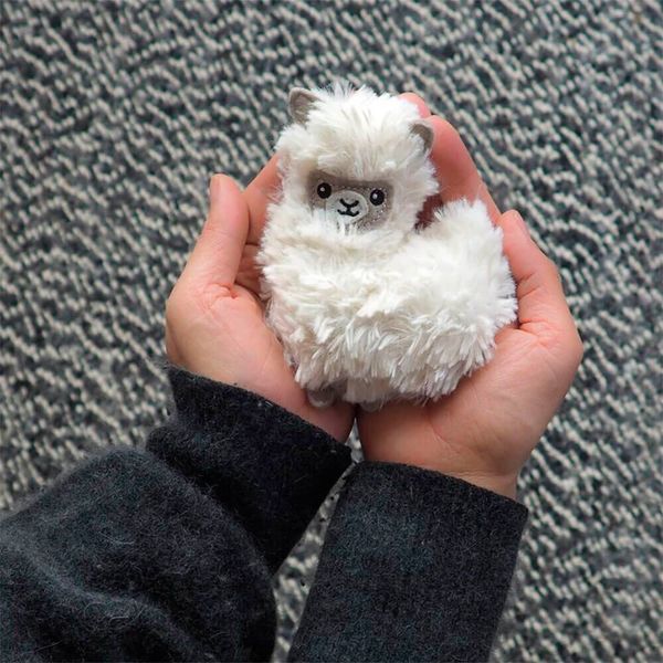 Das erwärmbare Mini-Lama sieht süß aus und macht die Hände warm. Für 10,95 Euro ist es bei Radbag.de erhältlich. (Bild: Radbag.de)