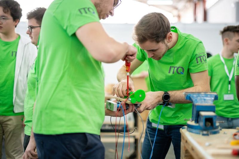 Die Makeathon-Teilnehmer fanden sich in 33 Teams zusammen und bearbeiteten innerhalb von vier Tagen verschiedene Industry Challenges zu den Themen Smart Green Mobility, Smart Farming, Smart Automation, Smart Production, Circular Economy sowie Smart Warehousing, und entwickelten erste Prototypen. (Bild: ITQ)