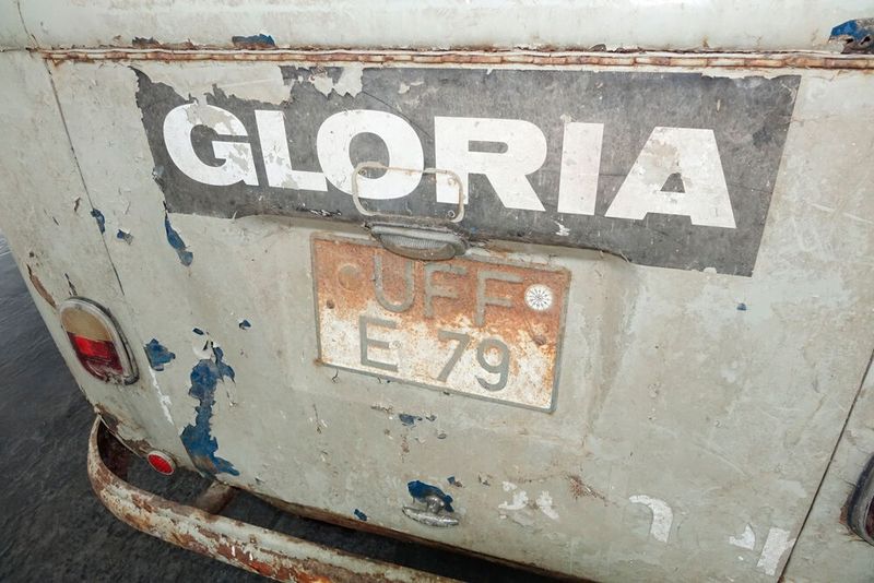 Beeindruckendes Detail eines Zeitzeugen: Noch immer prangt an dem Bulli das fast erste Originalkennzeichen. Die letzte HU im April 1969: leicht abgelaufen ... . (Bild: Dominsky – VCG)