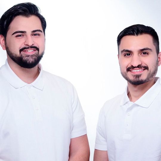 Die Carbay-Gründer Furkan (li.) und Hakan Icer stellen ihre Auktionsplattform ein und wechseln unverzüglich zu Manheim Express.(Bild:  Carbay)