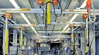 Bild 1: Lückenlos überspannen die Eepos-Kransysteme die Chassisfertigung des Iveco-Stralis. (Archiv: Vogel Business Media)