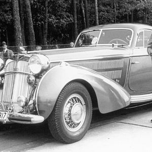 Der berühmte Rennfahrer Bernd Rosemeyer und sein Horch 853 Coupé von 1937 mit Erdmann & Rossi-Karosserie. Die Fahrzeuge des Typs 850/851/853/855 und 951 hatten einen Fünfliter-Achtzylinder-Reihenmotor, der 100 bis 120 PS leistete. Insgesamt entstanden nur rund 2.200 Fahrzeuge dieser Reihe.(Bild:  Audi)