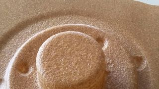 Die neuen bioabbaubaren Verbundstoffe enthalten auch Abfälle aus der Landwirtschaft. Hier ein
thermogeformter Prototyp. (Bild: DHBW KA//L.Walter)