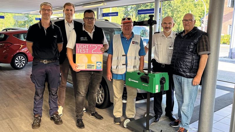 Gemeinsam rufen die Verkehrswacht Aschendorf-Hümmling, das Polizeikommissariat Papenburg, die Prüforganisationen und die Kfz-Innung Aschendorf-Hümmling zur Teilnahme am Licht-Test auf: (v. l.) Holger Schouwer (TÜV Nord), Pascal Albers (Geschäftsführer) und Markus Ahrens (Obermeister) von der Kfz-Innung Aschendorf-Hümmling, Johannes Klasen (Verkehrswacht), Gerhard Müßing (Polizei) und Wolfgang Snippe (Verkehrswacht). (Bild: Kfz-Innung Aschendorf-Hümmling)