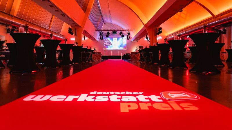 Für die freien Werkstätten rollt »kfz-betrieb« einmal im Jahr den roten Teppich aus – Bühne frei für den Deutschen Werkstattpreis! (Bild: Stefan Bausewein)