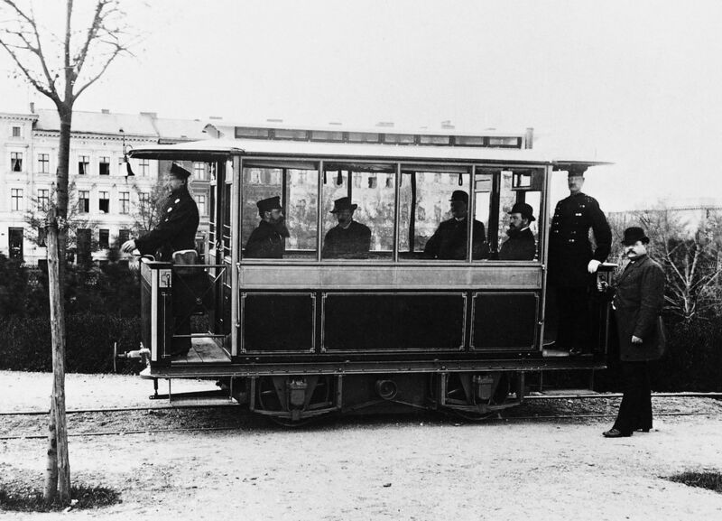 Die erste elektrische Straßenbahn der Welt fuhr ab 1881 in Lichterfelde bei Berlin. Zwei Jahre zuvor hatte Siemens den Prototyp auf der Berliner Gewerbeausstellung vorgestellt. (Siemens)