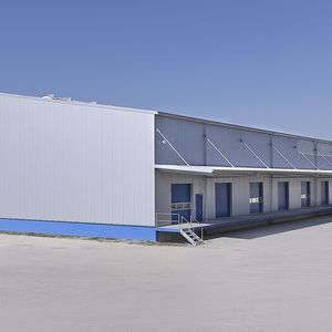 Individuelle Losberger-Stahlhalle: 36 m breit, 71,50 m lang, Traufhöhe 7,50 m, voll isoliert und mit 25 Sektionaltoren ausgestattet.