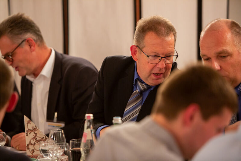 Bei den Förderprozessforen durfte auch der Austausch und natürlich die gemeinsame Entspannung am Abend nicht fehlen. Auf der Festung Marienberg konnten die Teilnehmerinnen und Teilnehmer zusammen essen und den informativen Kongresstag ausklingen lassen. (BKfotografik / PROCESS)