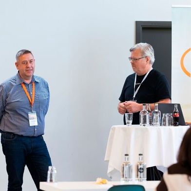 Maria Luca (v.li.), Assistenz der Geschäftsführung bei ARS, Michael Seipelt, Prokurist/Vertriebsleiter bei ARS, Jan Linke, Head of Business Development bei Faaren sowie Carolina Demharter, Head of Sales & Strategic Partnerships bei Faaren, verkündetn auf der ARS-Jahrestagung ihre Zusammenarbeit. (Bild: ARS)