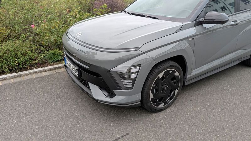 Das Leuchtband des Tagfahrlichts zieht sich über die gesamte Fahrzeugbreite. Die Hauptscheinwerfer darunter sind uns etwas zu exponiert platziert. (Bild: Rosenow – VCG)