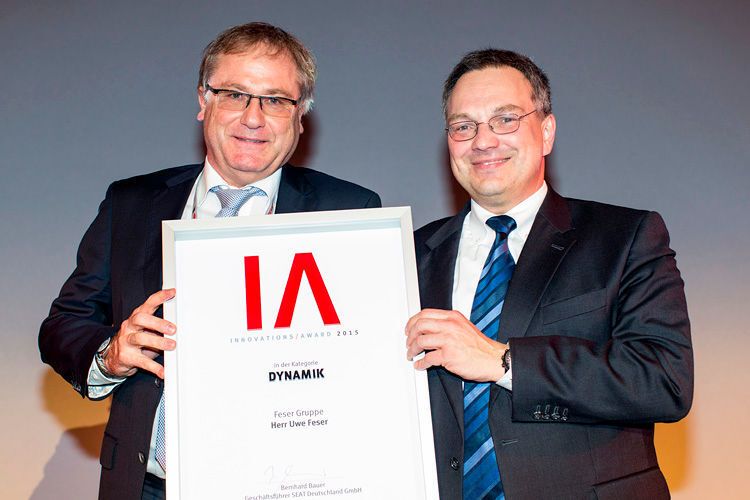 Dynamisch gewachsen ist die Feser-Gruppe um Uwe Feser (li.), der seine Urkunde von Vertriebschef Hans-Jürgen Kronenberg bekommt. (Foto: Seat)