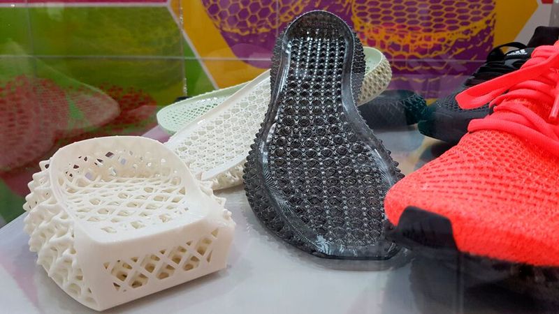 3D-Druck-Dienstleister Oechsler zeigte seine Expertise bei Massenproduktion von dämpfenden Gitterstrukturen mittels DLS (Digital Light Synthesis). Neben Schuhsohlen für Addidas ... (Bild: D.Quitter / VCG)