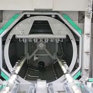 Mit einem speziellem Niederhalter in der Korbaufnahme werden die unterschiedliche Werkstückträger ohne Rüstaufwand fixiert.