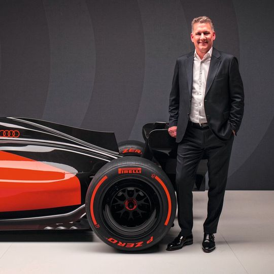 Audi-Vorstandschef Gernot Döllner will die Marke mit dem Formel-1-Engagement emotionalisieren. Das Mittel dazu ist der Rennwagen „Audi R26 Concept“.(Bild:  Audi)