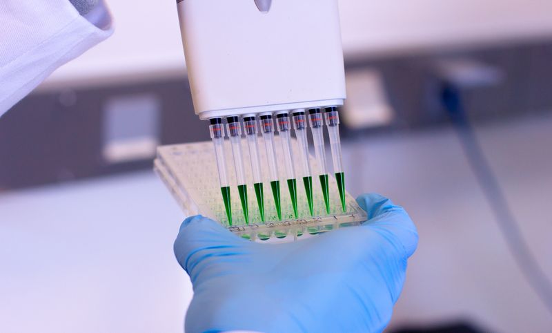 Tipp 2: Nachfüllen statt zumüllen Nicht nur die Pipettenspitzen selbst verursachen eine Menge Plastikmüll im Labor, auch ihre Behälter sind aus Einwegmaterialien hergestellt, die in der Regel weggeworfen werden. Warum also nicht auf Nachfüllsysteme zurückgreifen? Sie reduzieren einen erheblichen Teil des Plastikverbrauchs, indem sie immer wieder mit Pipettenspitzen aufgefüllt werden können. Die Tip-One-Pipettenspitzen-Nachfüllsysteme von Starlab beispielsweise verursachen bis zu 60 Prozent weniger Müll. Durch ihre einfache Handhabung besteht kein Kontaminationsrisiko beim Nachfüllen.  (Starlab International GmbH)