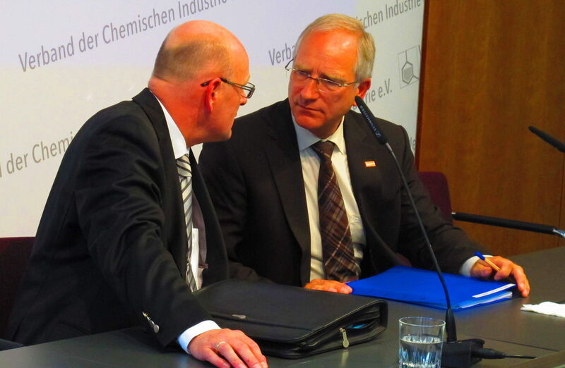 Dr. Gerd Romanowski, Geschäftsführer für Wissenschaft, Technik und Umwelt im Verband der Chemischen Industrie, berät sich nach der Pressekonferenz mit Dr. Andreas Kreimeyer. (Bild: Ernhofer)