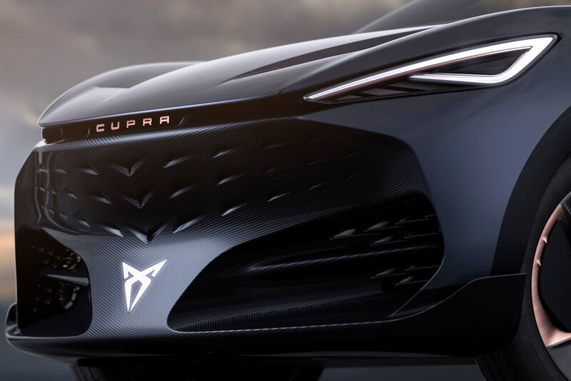 Der Tavascan steht voll unter Strom, wie auch das beleuchtete Cupra-Logo an der Front zeigt. (Seat)