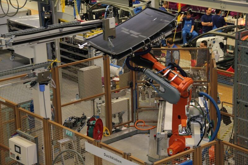 Noch arbeiten bei BMW in Leipzig die Roboter von ABB hinter Schutzzäunen. Doch viele Roboterbauer forschen an einer barrierefreien Zusammenarbeit zwischen Mensch und Maschine. (Weber/Privat)