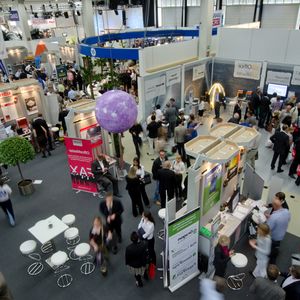 Bereits eine Viertelstunde, nachdem die IM.Top ihre Tore geöffnet hatte, strömten die Besucher in die Messehalle im Océ Event-Center in Poing. Mit insgesamt 4.200 Besuchern, darunter 3.200 Fachhandelspartner, brach die Messe den bisherigen Besucherrekord. (Archiv: Vogel Business Media)