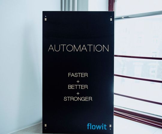 Etwa 45% der Büroarbeit lassen sich mit robotergesteuerter Prozessautomatisierung (RPA) automatisieren.(Bild:  Flowit, Jake Farra)