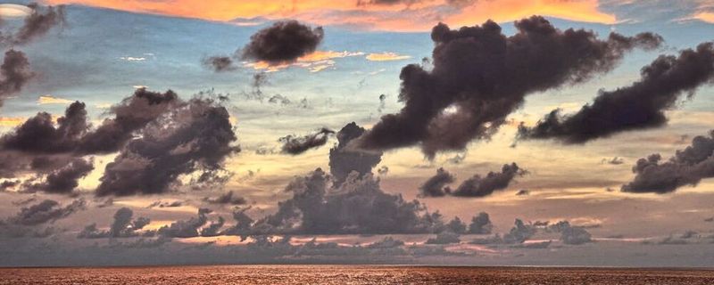 Der indische Subkontinent gilt aufgrund von Satellitenmessungen aus dem Weltall als ein „Loch in der globalen Erwärmung“, weil sich Indien nur etwa halb so stark erwärmt wie die Erde im Durchschnitt. Eine mögliche Erklärung für diese Phänomen liefert jetzt die neue Studie zu den regionalen Unterschieden beim hygroskopischen Wachstum der Partikel. Sie unterstreicht, wie wichtig In-situ-Messungen sind, wie sie die Messkampagne „BIOCAT-IIOE-2“ auf der Expedition SO305 der FS SONNE 2024 im Golf von Bengalen durchgeführt hat. (Bild:  Shravan Deshmukh, Tropos)