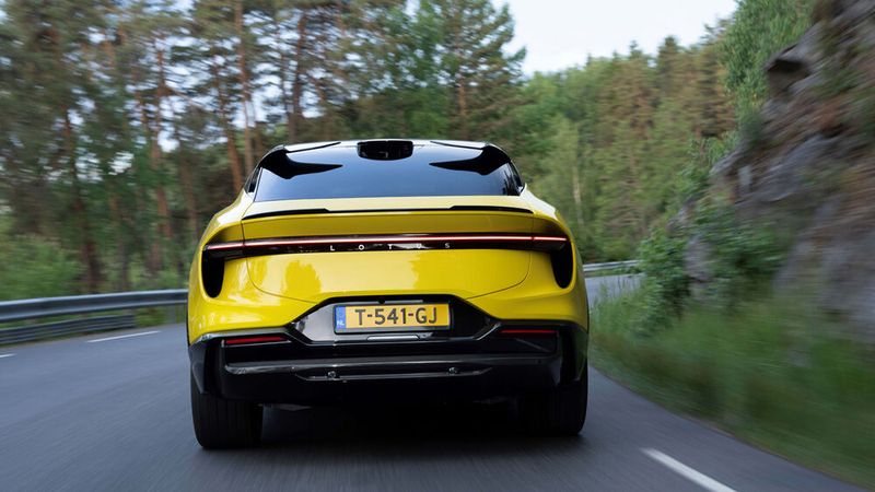 Attraktive Rücksansicht mit aktivem Spoiler in der Heckklappe und geteiltem Dachspoiler. (Bild: Lotus)