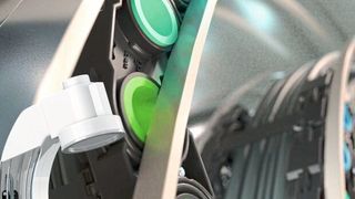 Das Lokchain-Prinzip: Automatisch ausfahrbare Bolzen (blau) halten die Lokchain fest in der Führungsrinne. Klappt das Kettenglied in den Radius, so fährt der Bolzen automatisch ein (grün) und gibt die Kette frei. Aufgrund ihrer Flexibilität kann die E-Kette z.B. in einem C-Bogen-Röntgengerät eingesetzt werden. (Igus)