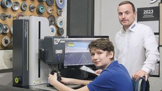 Von kurzen Messzyklen profitieren Thomas Gruber (l.) und Florian Prem (r.): Das Messgerät «mμFocus» sorgt für eine durchgängige Qualitätssicherung für sämtliche in kleinen Serien geschliffenen und mit definierter Schneidkantenverrundung versehenen Zerspanungswerkzeuge. (Bild: Zoller / Konrad Mücke)