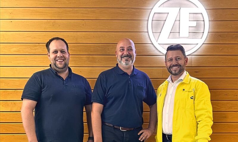 Prozessplaner Bernd Pieringer, Projektleiter Martin Ratzinger (beide ZF) und Thomas Hutsteiner (Sandvik Coromant) sind sich einig: Die erfolgreiche Zusammenarbeit soll fortgesetzt und ausgebaut werden.(Bild:  Sandvik Coromant)