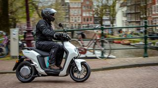 In Amsterdam sollen künftig neue Roller nur noch fahren dürfen, wenn sie elektrisch angetrieben werden. (Bild: Yamaha)
