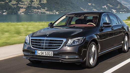 Unter anderem ältere S-Klassen mit Allradantrieb müssen in den Vertragswerkstätten durchgesehen werden.(Bild:  Daimler)