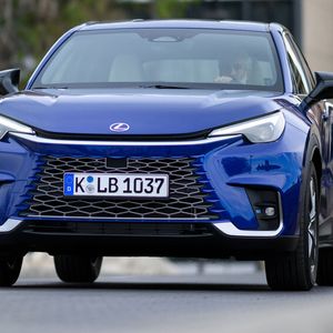 Der LBX verfügt über das aktuelle Lexus-Gesicht mit dem neu interpretierten Diabolo-Grill.(Bild:  Lexus)