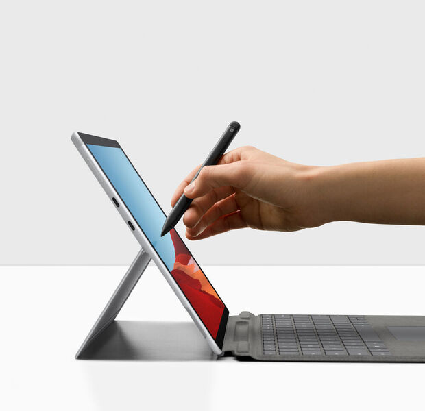 Das neue Modell des Surface Pro X ist mit einen Microsoft-SQ2-Prozessor ausgestattet. Die neue ARM-CPU auf Qualcomm-Basis hat an Leistung zugelegt, beherrscht aber kein WiFi 6.  (Microsoft)