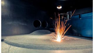 Maschinenbauer können mit der flexiblen Strahlformung durch die zwei Komponenten Faserlaser und Ablenkeinheit das Spektrum für das Laser Powder Bed Fusion (LPBF) erweitern. Durch den hochdynamischen Zugriff auf sieben unterschiedliche Strahlqualitäten und eine exakte Strahlkontrolle kann die Qualität und Produktivität um ein Vielfaches verbessert werden. (Bild: Raylase)