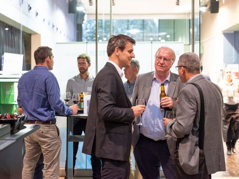 Die Swiss Industry 4.0 Conference bot zahlreiche Möglichkeiten zum Networking und an den Roundtables während der Pause konnte man das Gespräch mit den Experten suchen. (Eduard Meltzer Photography)