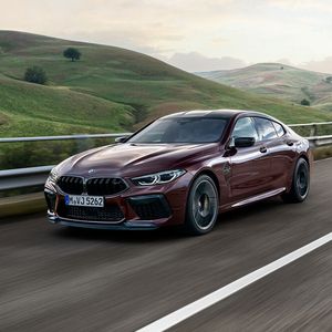 Unter der Haube arbeitet der 4,4-Liter-V8 mit 460 kW/625 PS.(Bild:  BMW)
