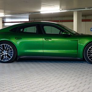 Auch im Profil macht der Taycan einen guten Eindruck. Dabei erinnert die Silhouette an das ikonische 911er–Design, wenngleich der Taycan deutlich länger, breiter und höher ist. (Bild:  Schreiner – VCG)